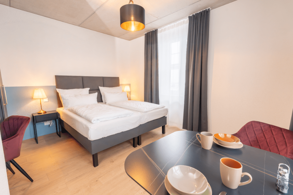 DZ Balkon Bett und Essbereich