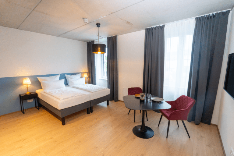 Deluxe DZ Bett und Essbereich